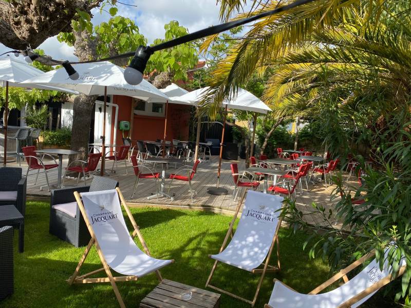 Partager des tapas et des planches dans le bistrot à Arès